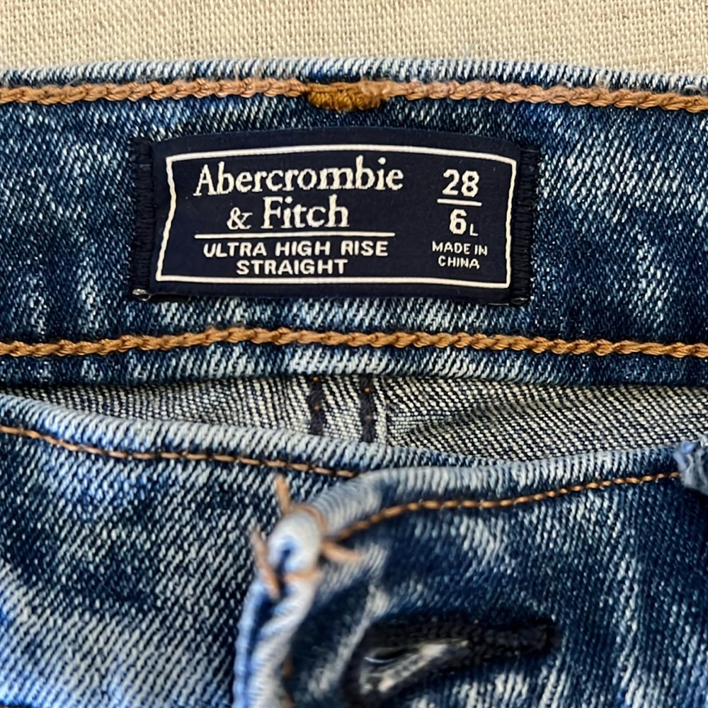Abercrombie & Fitch women’s jeans. Never worn. Great condition.